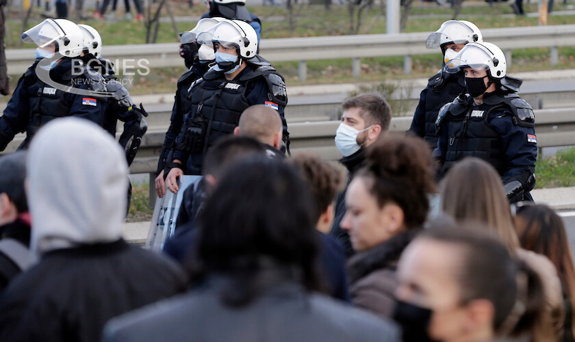 Хиляди блокираха центъра на Белград: Тук бият хората, обичащи родината
