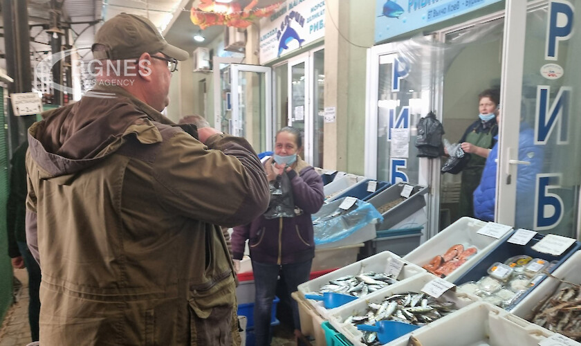 Преди Никулден инспектори на ИАРА започнаха проверки на рибните магазини