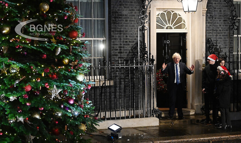 Сравниха Коледната елха в Лондон с прическата на Борис Джонсън