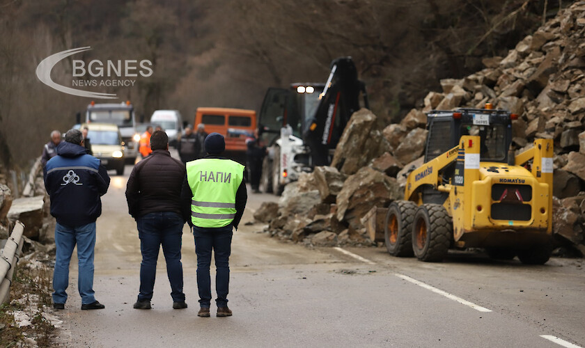 Голямо срутване на скали затвори Самоковско шосе