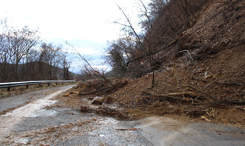 Кал и дървета затвориха пътя Бобошево-Невестино