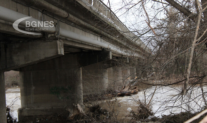 Мост над р. Струма край Благоевград подаде, затвориха го за движение