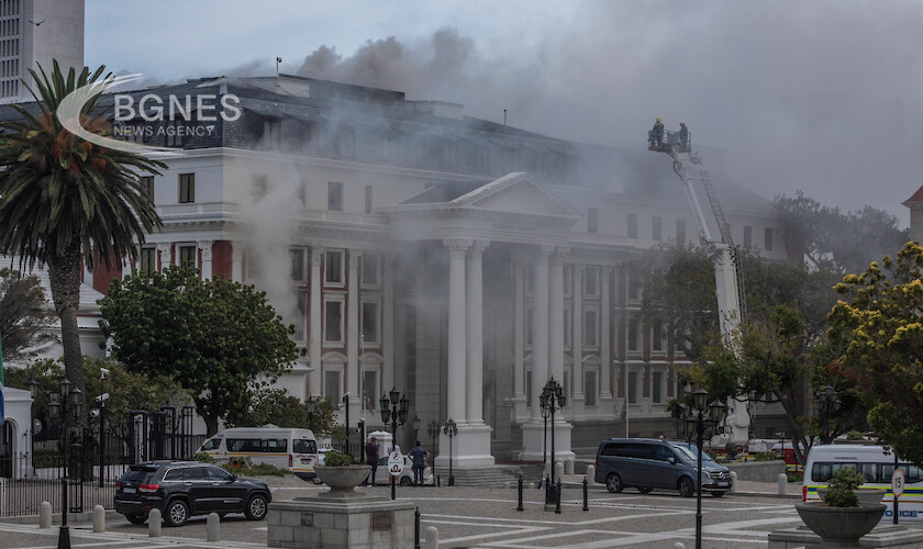 Огромен пожар в сградата на парламента на Южна Африка в