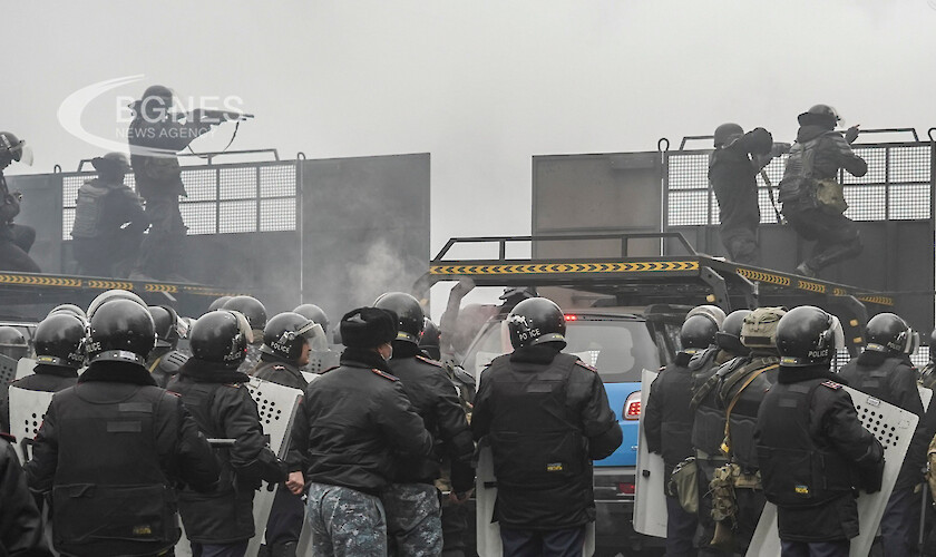 Ескалация в Казахстан: Убити полицаи, подпалени сгради, разбити оръжейни складове