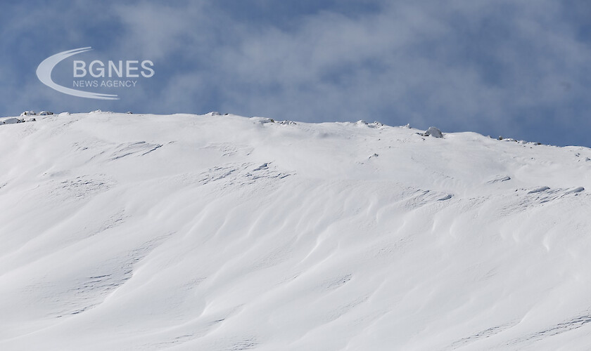 Висока лавинна опасност в алпийския и проходния пояс, без спонтанна активност