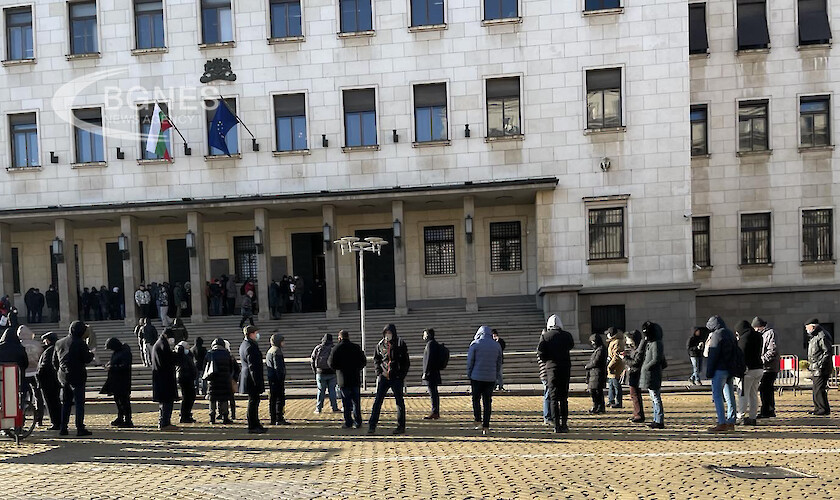 Стотици чакат на минусови температури за монетата Гоце Делчев