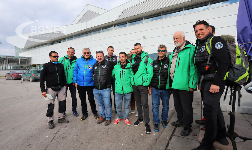 Завърна се първата група български антарктици