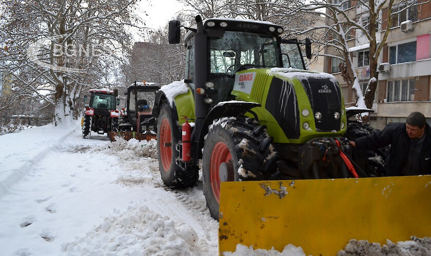 128 снегопочистващи машини почистват столицата