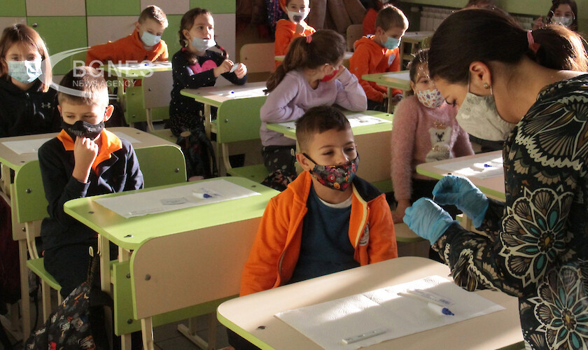 В Бургас само малките ученици се връщат в класната стая