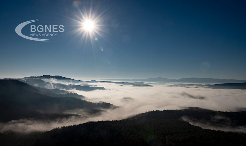 Мъгли в низините, през деня до 16 градуса
