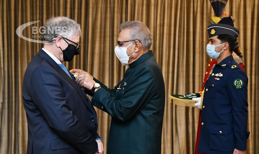 Президентът на Пакистан награди Бил Гейтс с орден за принос в борбата с полиомиелита