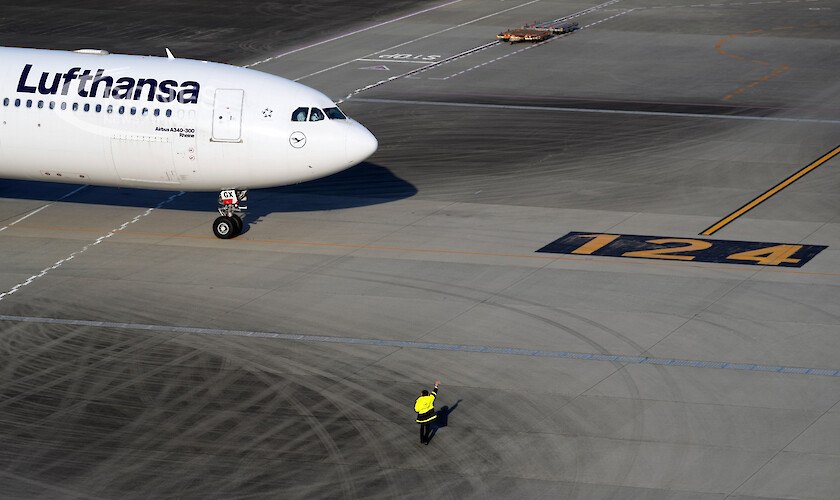 Германската авиокомпания Lufthansa съобщи че от утре ще преустанови полетите