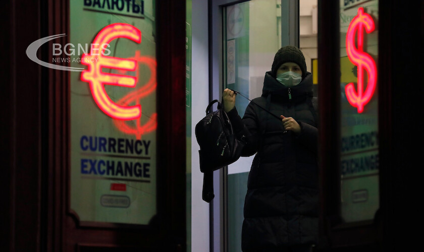 Руската рубла се срина с почти 30% след последните санкции