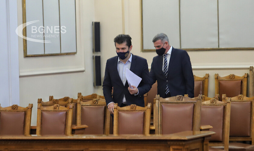 Министър-председателя Кирил Петков уволни министъра на отбраната Стефан Янев на
