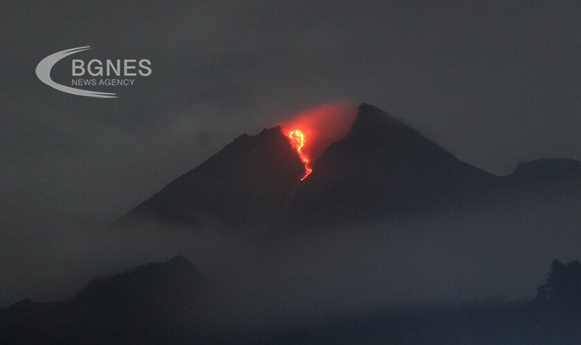 Стотици бягат от домовете си заради изригнал вулкан в Индонезия