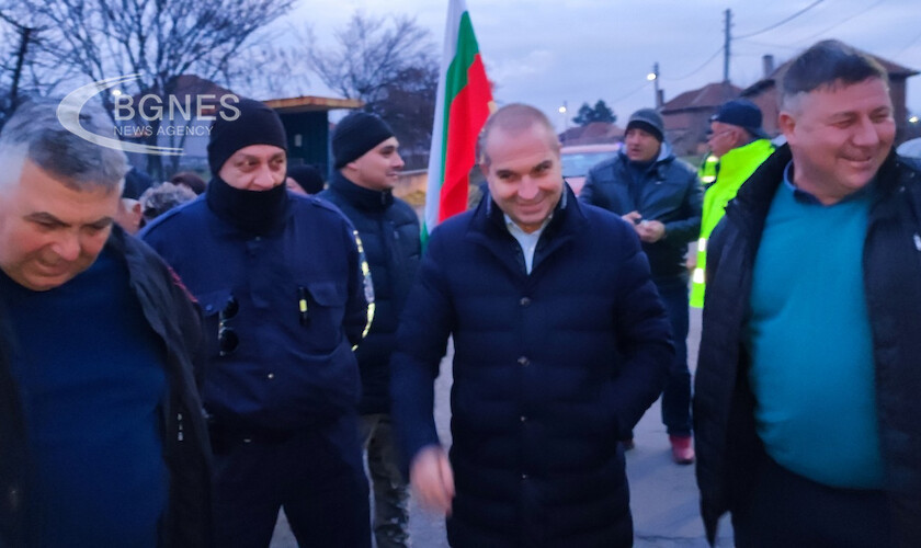В Обручище вдигнаха протест, Караджов пристигна още по тъмно