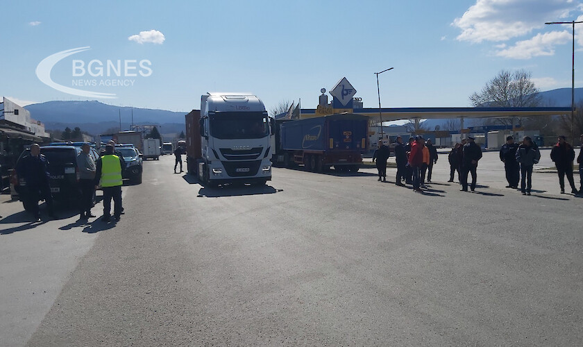 Износители на зърно блокираха ГКПП Кулата край Петрич за час