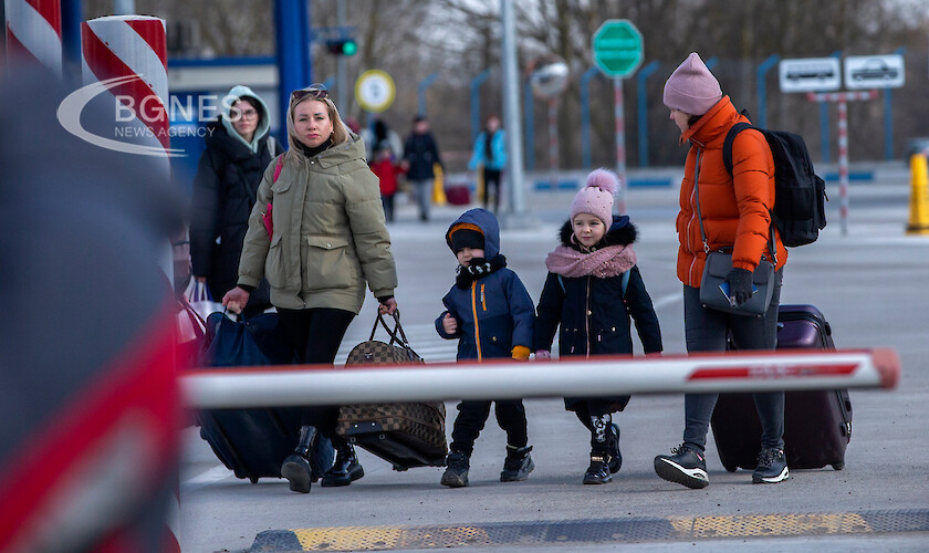 Войната в Украйна: Търсене на оцелели, Байдън ще предупреди Си Цзинпин за Русия, над 3 млн. бежанци
