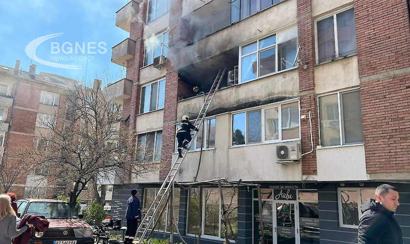 Пожарникари спасиха две жени от горящия им във Велико Търново апартамент