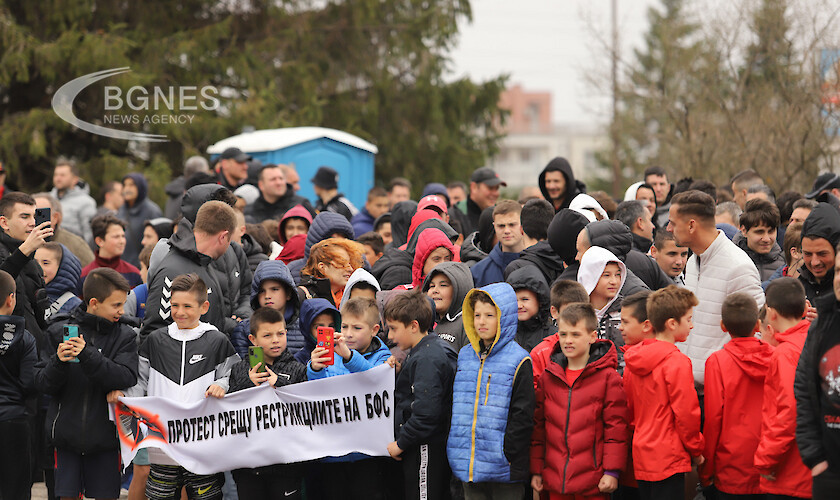 Клубове и млади футболни таланти протестират пред сградата на БФС
