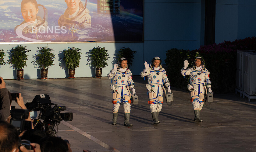 Трима китайски астронавти се върнаха на Земята след 6 месеца в Космоса