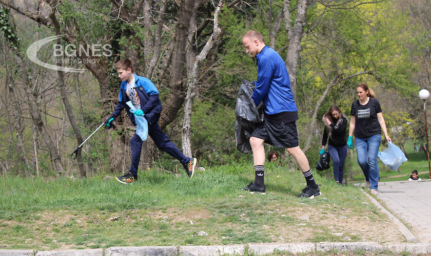 Заради гостоприемството, украинските бежанци чистиха парк Бачиново