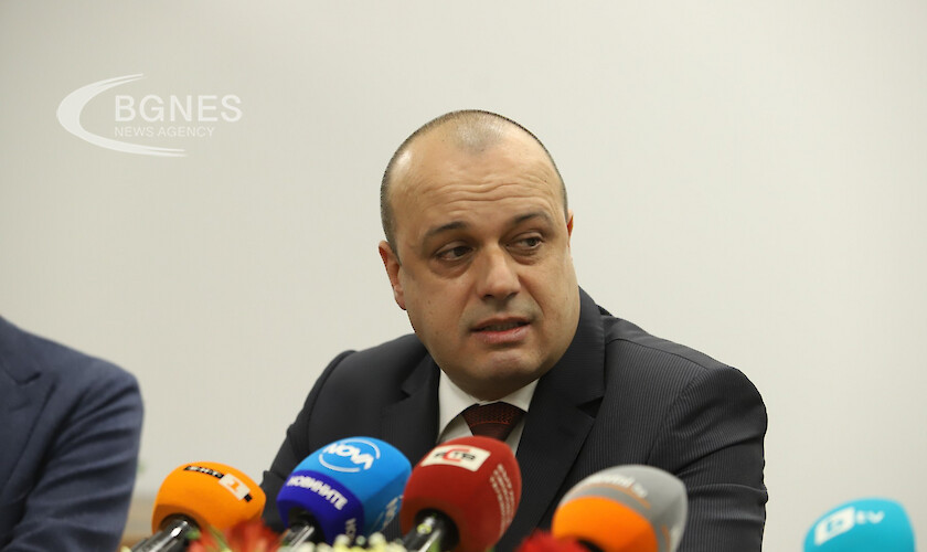 Министърът на туризма Проданов ще призове повече да не се помага на бежанците