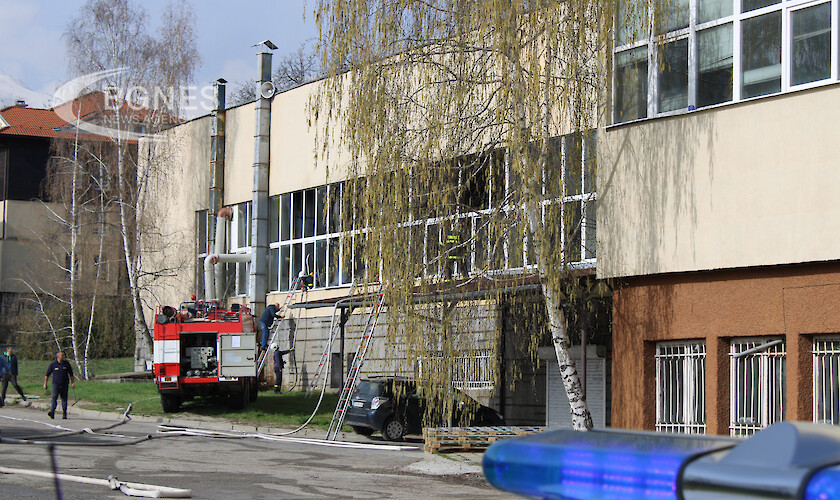 Запали се бившият телефонен завод в Банско