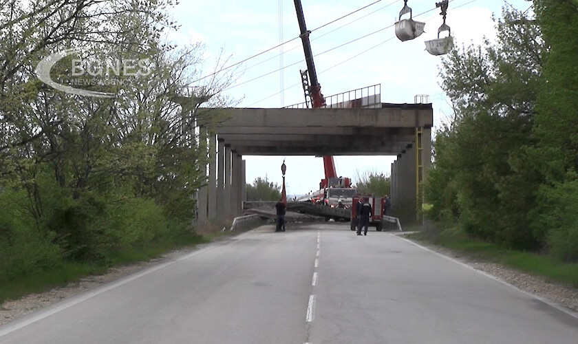 Камион събори мостово съоръжение върху автомобил с две жени вътре