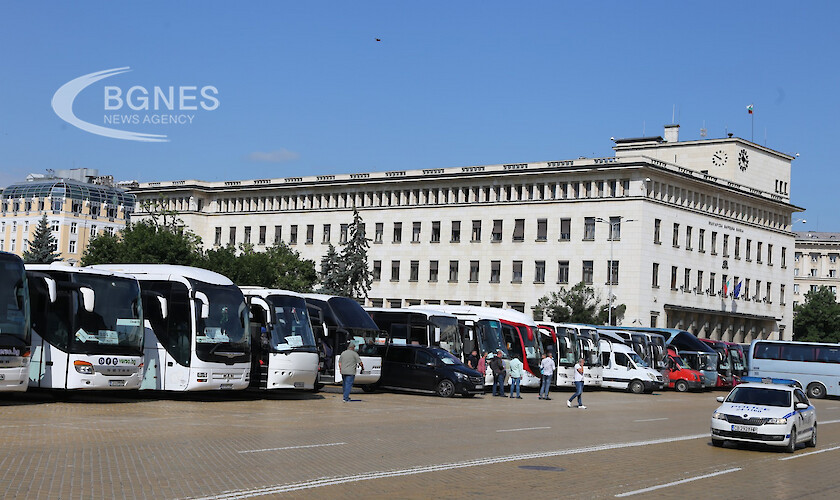 Превозвачи ще докарат автобуси и камиони на протест на жълтите павета