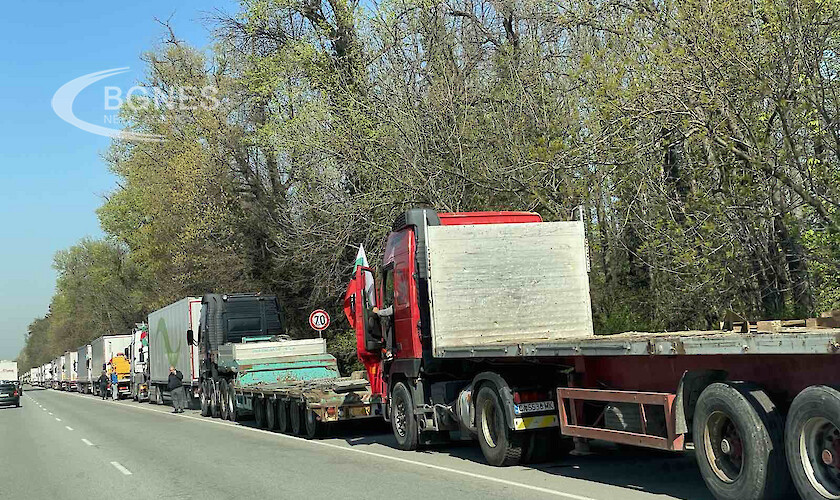 Гигантска колона от камиони пред входа на София