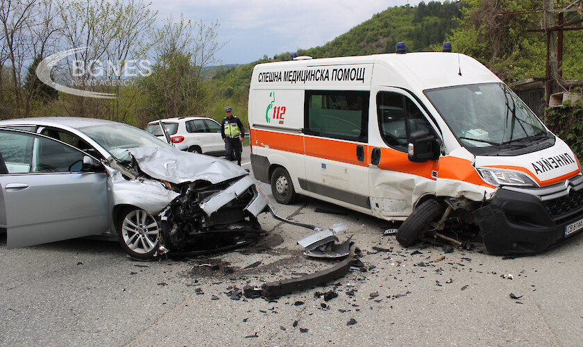 Линейка и лек автомобил се удариха челно на пътя Симитли-Банско,