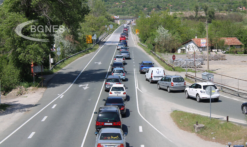 Интензивен трафик без тапи на Е-79 край Симитли