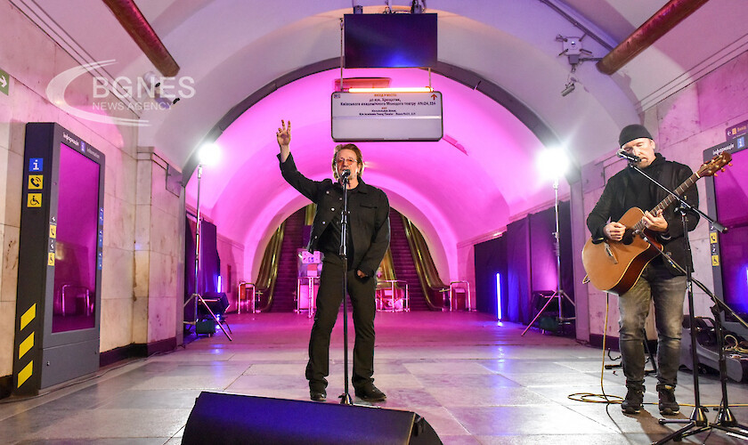 Рок иконата Боно пя в киевското метро