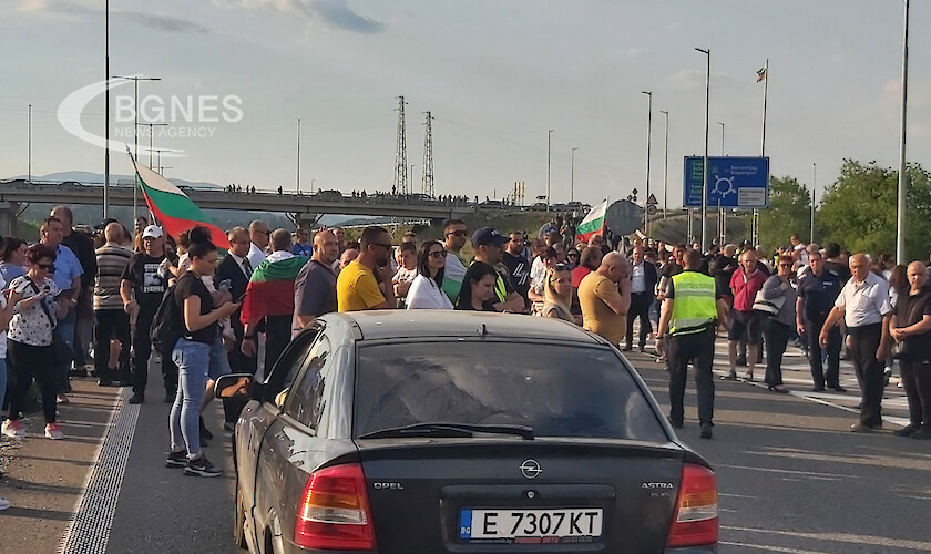 Хора от 5 села блокираха движението по магистрала Струма