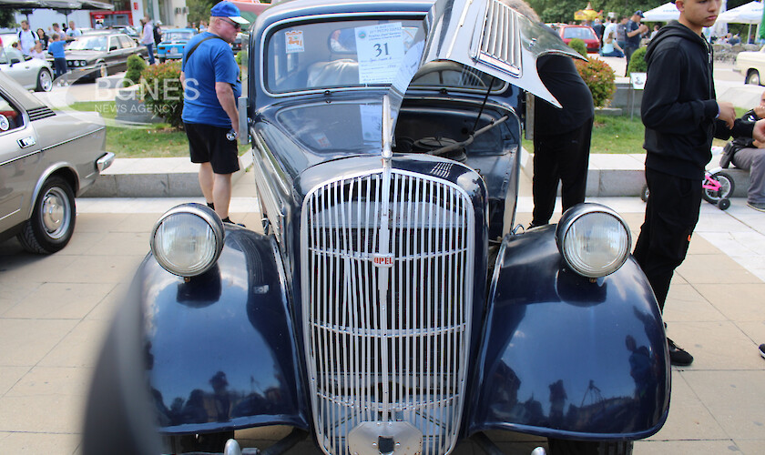 Традиционният ретропарад на автомобили събра стотици почитатели на старите возила