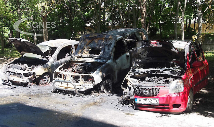 Подпалиха автомобил с украинска регистрация, изгоряха още 2 коли