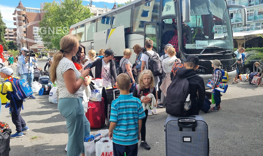 600 украински бежанци - майки с деца, бяха преместени от един хотел в друг