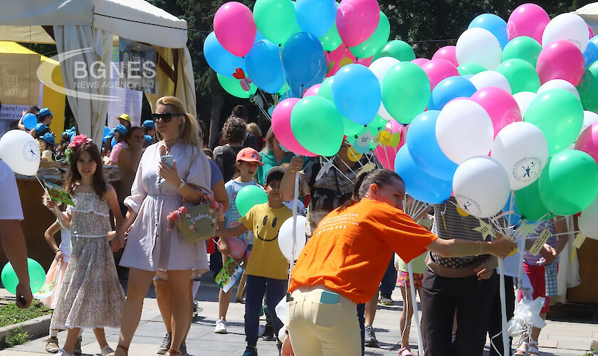 Сто балона с детски послания полетяха в небето над НДК