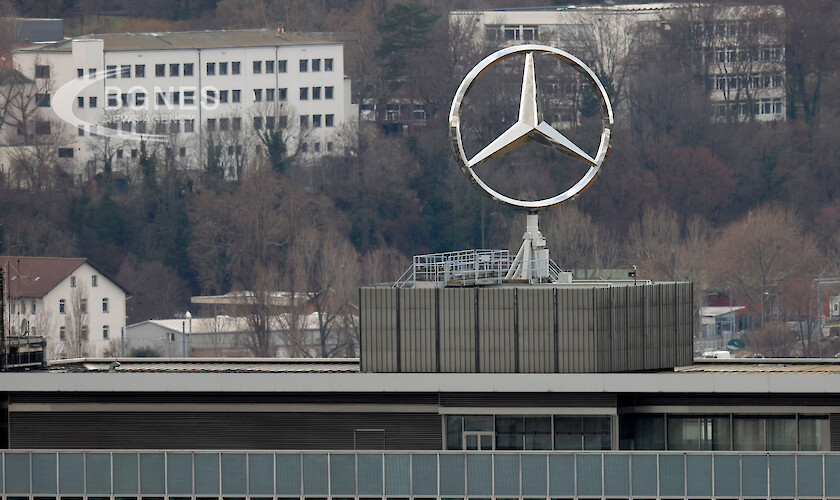 Германският автомобилен производител Мерцедес Бенц изтегля близо един милион по стари автомобила