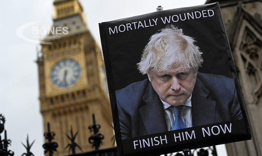 Британският премиер Борис Джонсън ще остане на поста си след