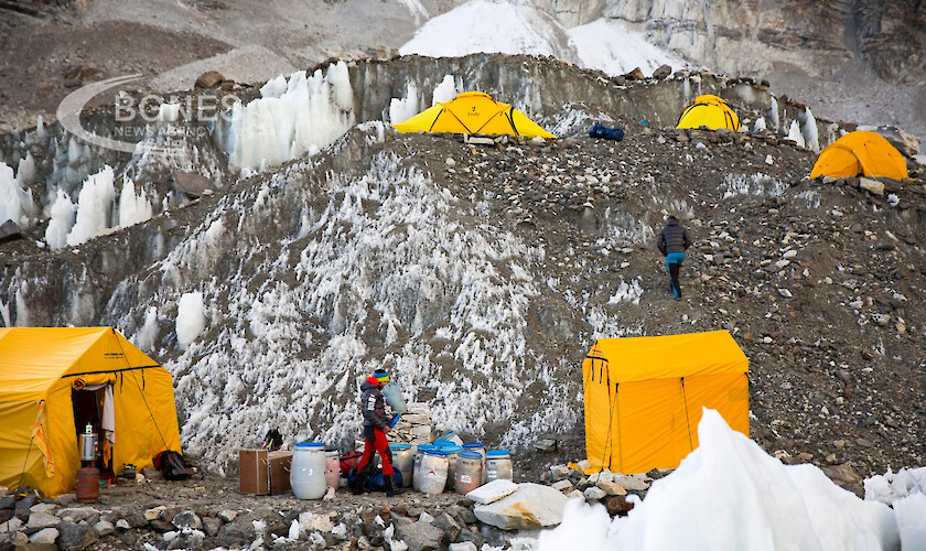 Непал се готви да премести базовия лагер на Еверест тъй