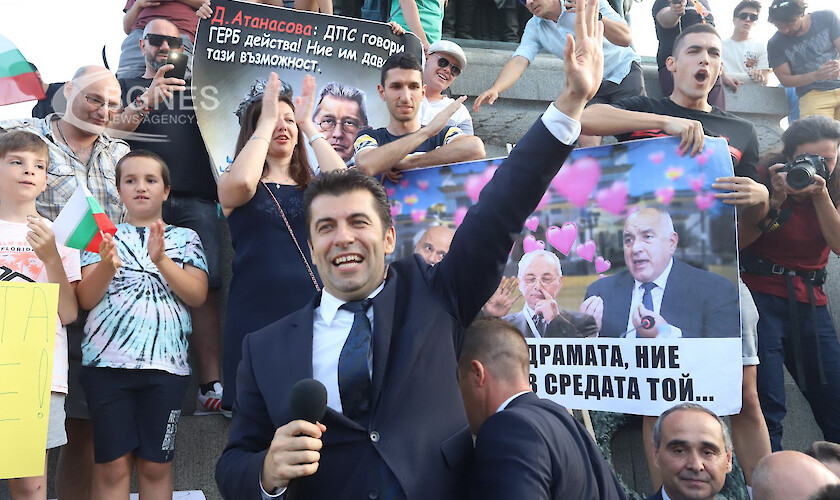 Кабинетът Петков си тръгна съпровождан от аплодисментите на хиляди граждани