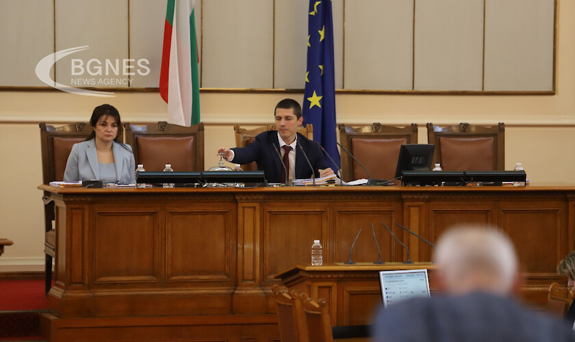 Народните представители обсъждат проекторешението внесено от Христо Иванов и Демократична