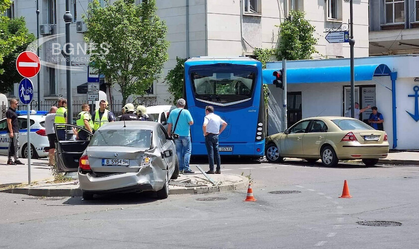 Тежка катастрофа стана на входа на пристанище Бургас Автобус на