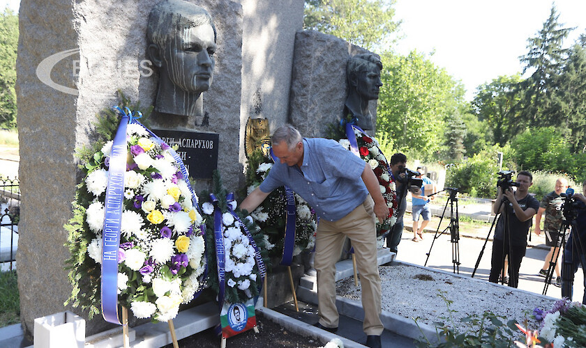Фенове, ръководство и ветерани на Левски почетоха паметта на Георги