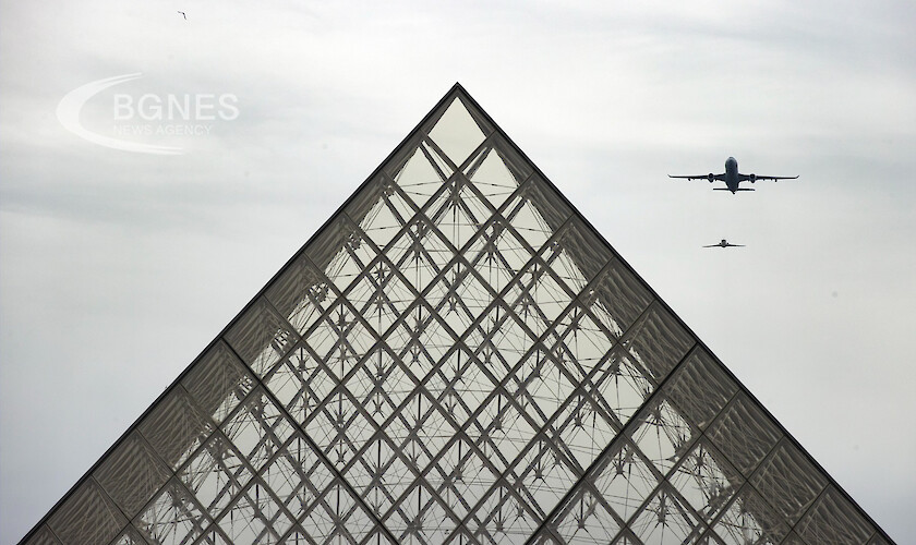 Хаос обхвана летищата в Париж в събота заради продължаващия трети