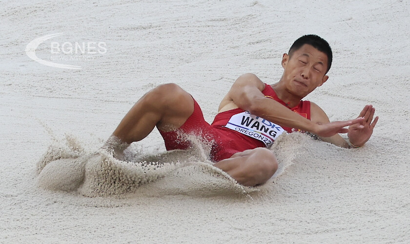 Китаецът Дзянан Уан изненадващо спечели титлата в скока на дължина