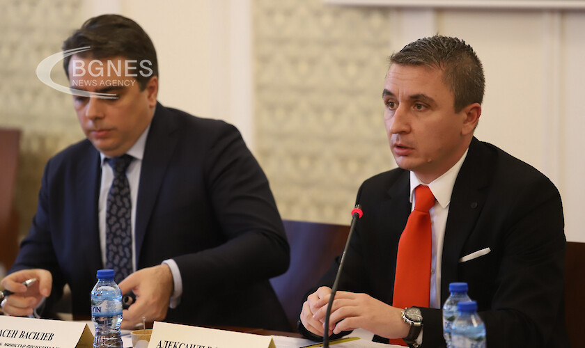 Премиерът в оставка Кирил Петков и министрите на финансите и