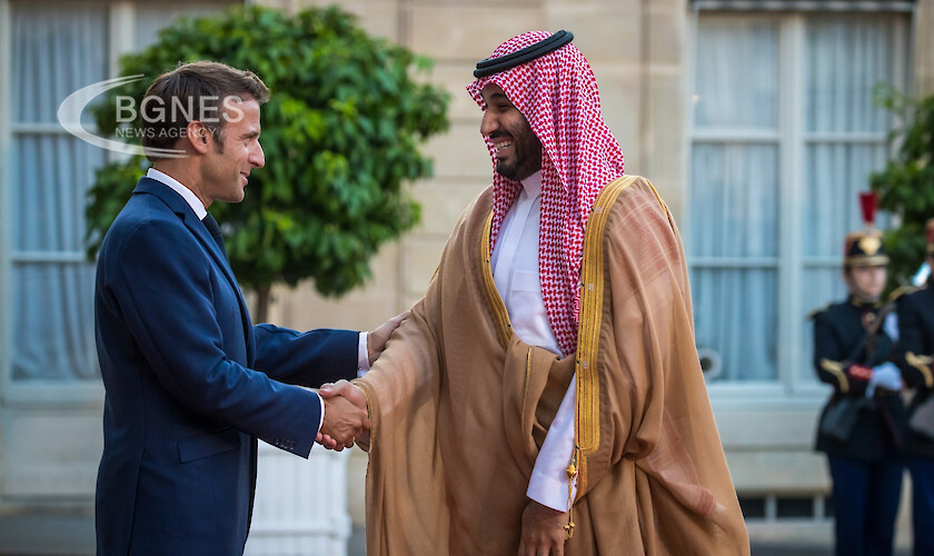 Френският президент Еманюел Макрон приветства саудитския престолонаследник Мохамед бин Салман
